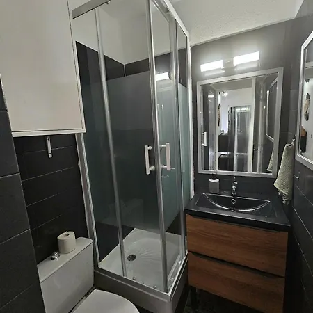 200m De La Apartment *